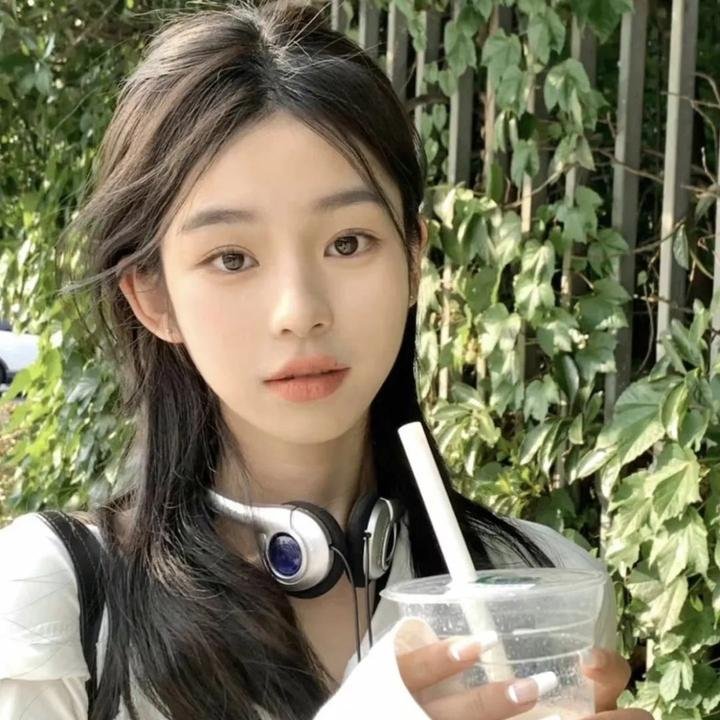 陛下，您的宠妃出道了